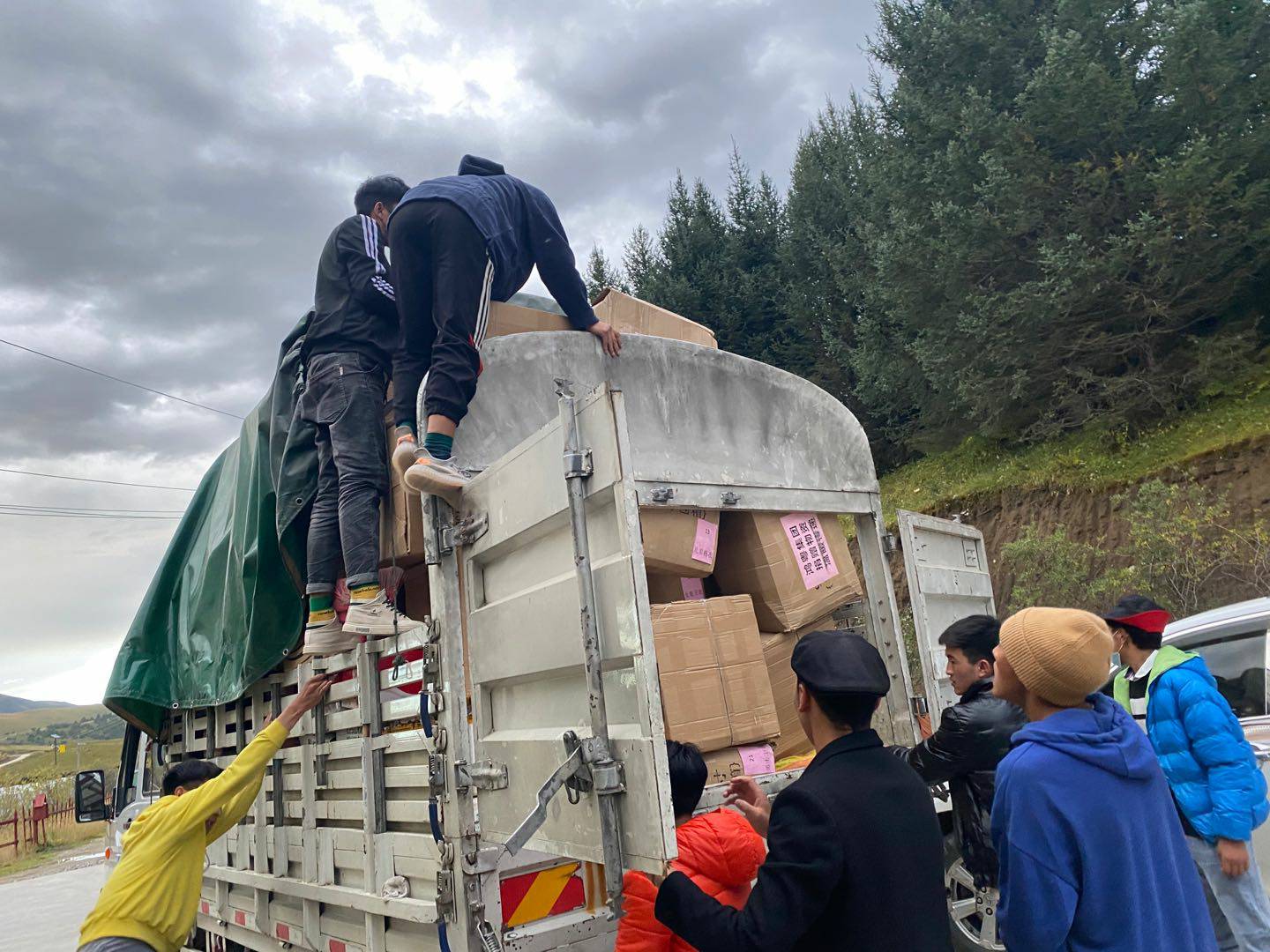 米兰网页版·官方端在线-米兰(中国)公益回顾丨家国同欢月同圆 温暖满载甘孜州(图5)