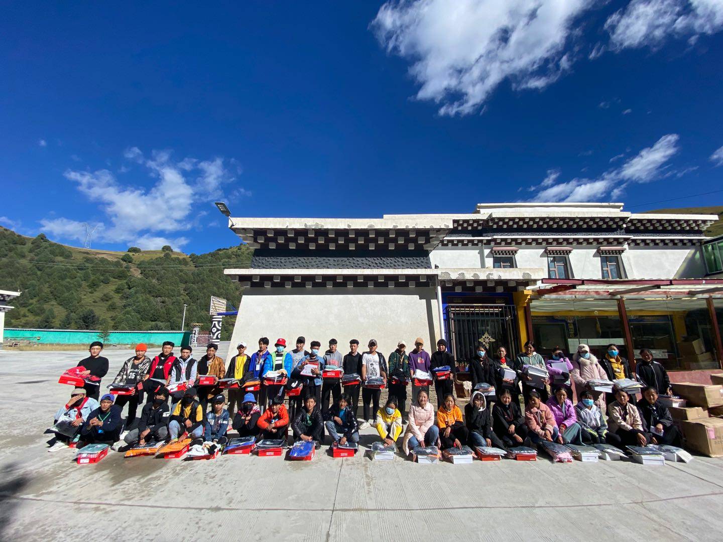 米兰网页版·官方端在线-米兰(中国)公益回顾丨家国同欢月同圆 温暖满载甘孜州(图8)